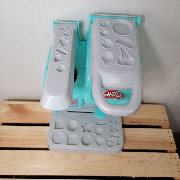 Play-Doh Cafe Kitchen Creation - Picture 3 of 9